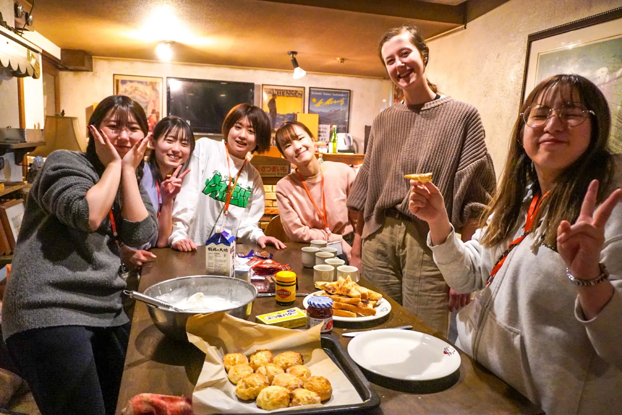 ネイティブ講師と参加者が一緒に食卓を囲む様子